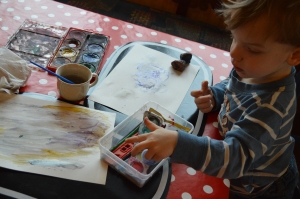 Jerry, tre år, målar "rymdstenar"